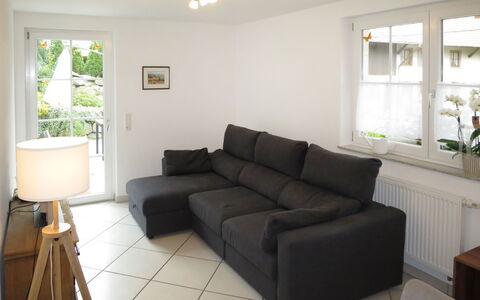 Mittelberghof: Couch, Møbel, Ejendom, Plante, Vindue, Belysning, Træ, Studio Couch, Bord, Etage