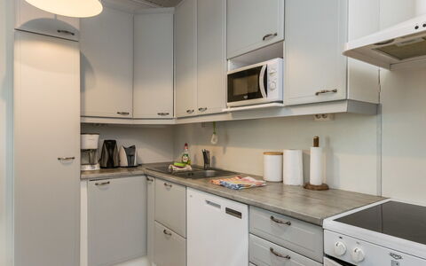 Torniniemi: Køkken Apparat, Køkken, Countertop, Cabinetry, Større Bandage, Indretning, Møbel, Træ, Gulvbelægning, Køkkenvask