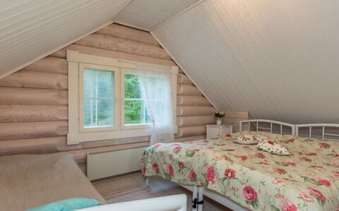 Torniniemi: Træ, Indretning, Soveværelse, Loft, Møbel, Seng, Gulvbelægning, Etage, Værelse, Hjem