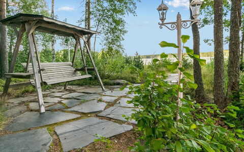 Torniniemi: Have, Forår, Flise, Landscaping, Skygge, Walkway, Gård, Backyard, Parkere, Udendørs Møbler
