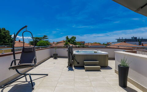 Villa Alpa: Himmel, Sky, Plante, Ejendom, Azure, Skygge, Urban Design, Udendørs Møbler, Blomsterkrukke, Fritid
