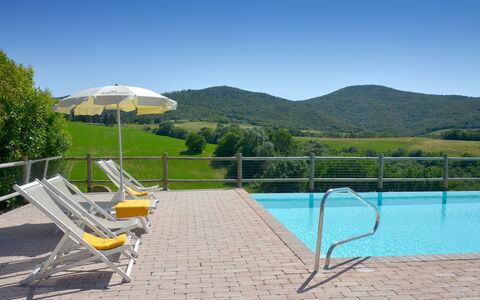 Villa Guardistallo: Himmel, Vand, Plante, Svømmepøl, Træ, Skygge, Udendørs Møbler, Land Lot, Bjerg, Græs