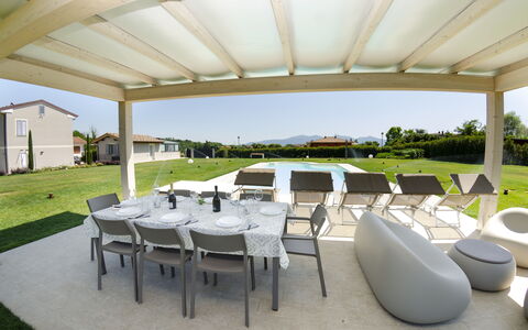 Tenuta Il Giardino Proprietà: Himmel, Bord, Plante, Ejendom, Møbel, Stol, Skygge, Udendørs Møbler, Træ, Arkitektur