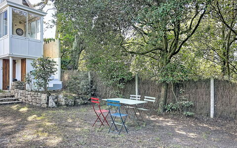 Villa Kermario: Afdeling, Busk, Hjem, Sommerhus, Kvist, Have, Skygge, Backyard, Landscaping, Estate