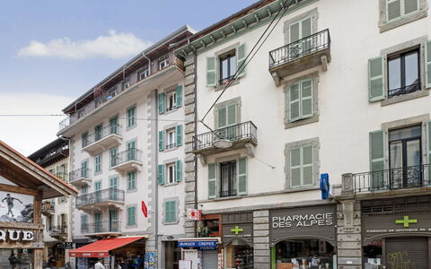Chamonix 171: Himmel, Vindue, Ejendom, Bygning, Urban Design, Hus, Sky, Kvarter, Boligområde