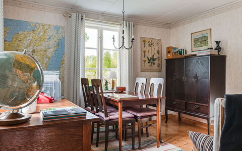 Smedstorp: Møbel, Bord, Ejendom, Billedramme, Stol, Træ, Indretning, Etage, Gulvbelægning, Vindue