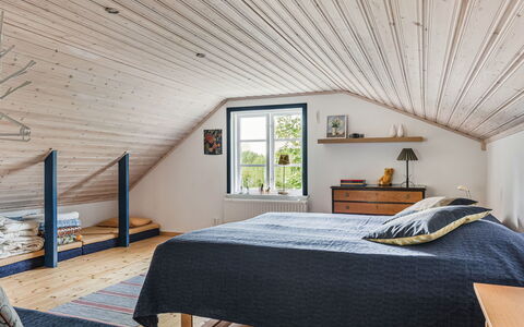Smedstorp: Bygning, Møbel, Ejendom, Komfort, Vindue, Bed Frame, Træ, Skygge, Hus, Arkitektur