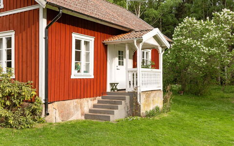 Smedstorp: Plante, Vindue, Bygning, Træ, Hus, Land Lot, Træ, Græs, Sidespor