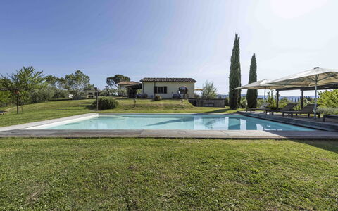 Villa Dell'acquaborra: Svømmepøl, Estate, Skygge, Have, Landscaping, Udendørs Møbler, Lawn, Udvej, Hacienda, Stuehus
