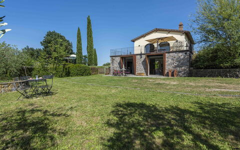 Villa Dell'acquaborra: Hjem, Estate, Sommerhus, Stuehus, Have, Lawn, Hegn, Landscaping, Gård, Villa