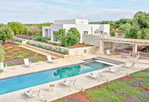 Villa Orama Estia Relais: Himmel, Plante, Sky, Vand, Bygning, Træ, Svømmepøl, Land Lot, Boligområde, Landskab