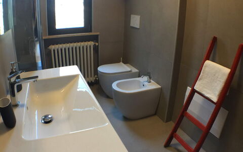 La Terrazza Di Todi: Spejl, Håndvask, Ejendom, Badeværelsesvask, Tap, Sanitærarmatur, Badeværelse, Indretning, Etage, Gulvbelægning