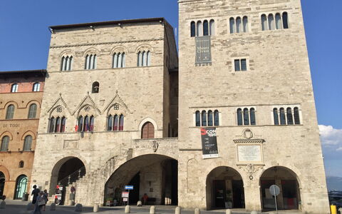 La Terrazza Di Todi: Himmel, Bygning, Vindue, Facade, City, Arch, Arcade, Middelalderlig Arkitektur, Historie