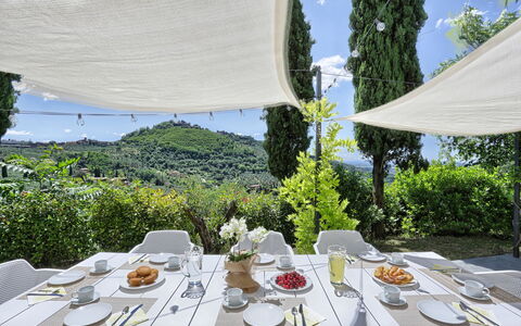 Villa Maona: Bord, Mad, Bordservice, Møbel, Ejendom, Plante, Plade, Tallerkner, Dug, Skygge