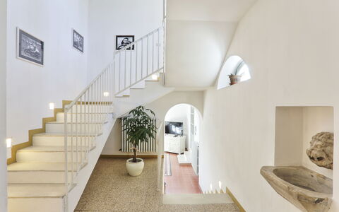 Villa Maona: Bygning, Plante, Træ, Etage, Gulvbelægning, Trappe, Stueplante, Hal, Hårdttræ