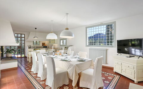 Villa Maona: Bord, Møbel, Stol, Cabinetry, Køkken, Belysning, Indretning, Countertop, Bygning, Køkken & Spisebord