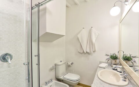 Villa Maona: Tap, Sanitærarmatur, Håndvask, Spejl, Badeværelsesvask, Bygning, Badeværelse, Plante, Dør, Indretning