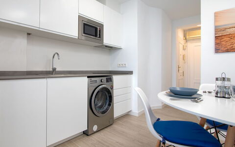 Puerto Denia: Cabinetry, Møbel, Bord, Countertop, Træ, Komfur, Køkken Apparat, Køkken, Indretning, Stol