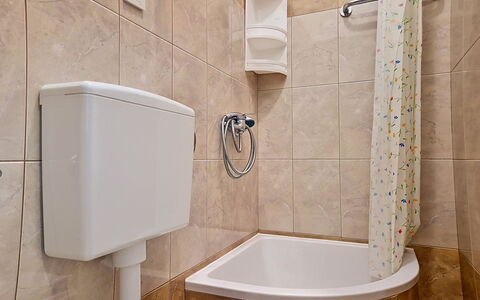 Laura: Badeværelse, Sanitærarmatur, Toilet, Gulvbelægning, Badeværelsesvask, Toiletbræt, Indretning, Etage, Håndvask, Vvs