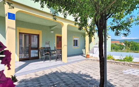 Laura: Skygge, Veranda, Stueplante, Eco Hotel, Villa, Blomsterkrukke, Gårdsplads, Hacienda, Flise, Udendørs Møbler