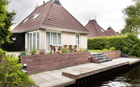 Bungalowpark It Wiid: Plante, Møbel, Himmel, Ejendom, Bord, Bygning, Sky, Vindue, Stol, Udendørs Møbler