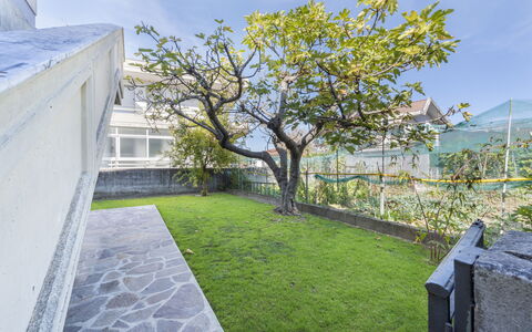 Residenza Garosi: Plante, Himmel, Ejendom, Blad, Bygning, Land Lot, Træ, Arkitektur, Vejbelægning, Urban Design