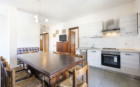 Residenza Garosi: Cabinetry, Møbel, Ejendom, Bord, Countertop, Skuffe, Træ, Komfur, Belysning, Bygning