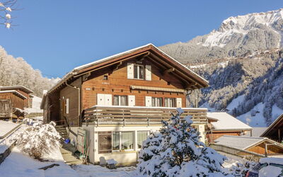 Lauterbrunnen 101: Himmel, Bygning, Sne, Bjerg, Ejendom, Plante, Vindue, Hus, Træ, Hældning
