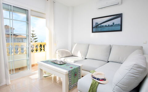 Penthouse Marian: Couch, Møbel, Ejendom, Bord, Billedramme, Komfort, Produkt, Stue, Indretning, Pude