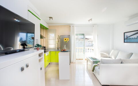 Penthouse Marian: Cabinetry, Møbel, Bygning, Countertop, Stol, Køkken Apparat, Billedramme, Hus, Couch, Husholdningsapparat