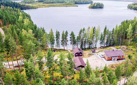 Aurinkoranta: Græs, Hus, Sommerhus, Land Lot, Hjem, Estate, Lawn, Sidespor, Stuehus, Veranda