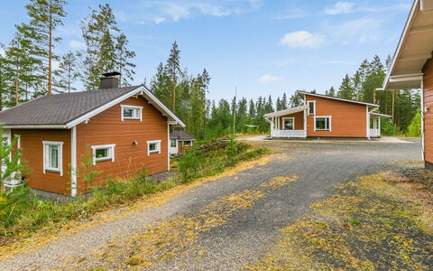 Aurinkoranta: Græs, Hus, Sommerhus, Land Lot, Hjem, Estate, Lawn, Sidespor, Stuehus, Veranda