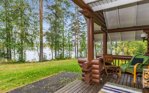 Vihreä Mökki: Seng, Møbel, Soveværelse, Indretning, Sengetøj, Sengetøj, Gulvbelægning, Træ, Etage, Værelse