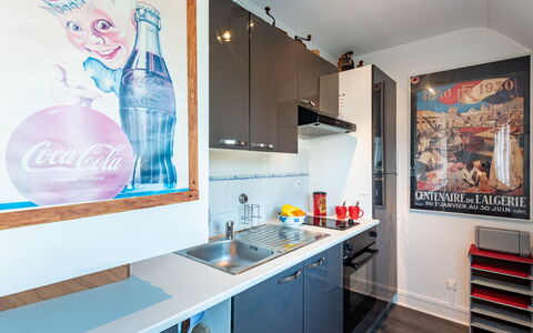 Hoche: Køkkenvask, Cabinetry, Ejendom, Håndvask, Tap, Countertop, Indretning, Sanitærarmatur, Køkken, Væg