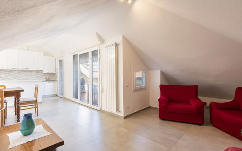Casa Serchio: Bord, Møbel, Komfort, Træ, Indretning, Couch, Stue, Gulvbelægning, Etage, Bygning