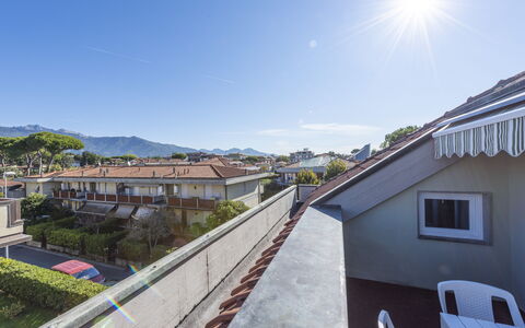 Casa Serchio: Himmel, Plante, Daytime, Bygning, Vindue, Træ, Hus, Urban Design, Ejendom, Landskab
