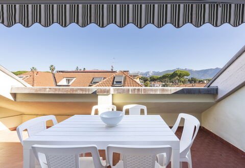 Casa Serchio: Bygning, Daytime, Ejendom, Lys, Skygge, Bord, Træ, Stol, Arkitektur, Belysning