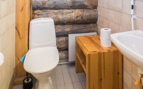 Rukanpesä 2A: Toiletbræt, Træ, Gulvbelægning, Toilet, Etage, Sanitærarmatur, Badeværelse, Indretning, Badeværelsesvask, Vvs