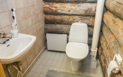 Rukanpesä 2B: Toiletbræt, Toilet, Sanitærarmatur, Gulvbelægning, Badeværelse, Etage, Indretning, Vvs, Værelse, Håndvask