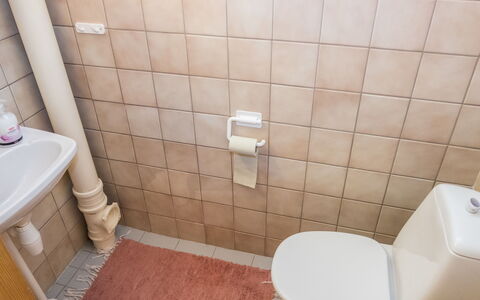 Rukanpesä 2B: Toiletbræt, Toilet, Badeværelse, Gulvbelægning, Sanitærarmatur, Etage, Vvs, Flise, Værelse