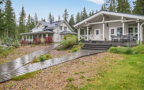 Tyssinniemi: Græs, Hus, Sommerhus, Land Lot, Hjem, Estate, Lawn, Sidespor, Stuehus, Veranda