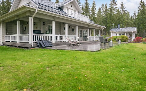 Tyssinniemi: Græs, Hus, Sommerhus, Land Lot, Hjem, Estate, Lawn, Sidespor, Stuehus, Veranda
