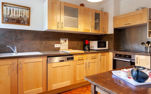 Saint Gervais 175: Brun, Countertop, Cabinetry, Køkkenvask, Håndvask, Møbel, Ejendom, Tap, Køkken Apparat, Køkken