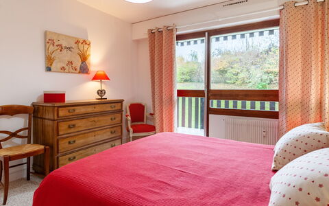 Saint Gervais 175: Møbel, Ejendom, Vindue, Bygning, Cabinetry, Stol, Komfort, Window Blind, Textile, Orange