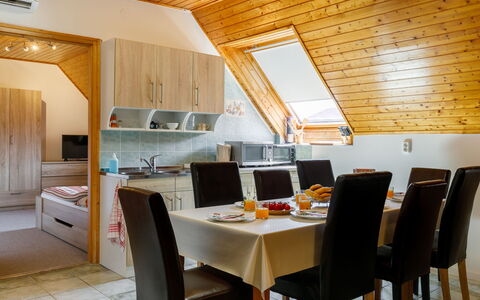 Küsz: Møbel, Bord, Cabinetry, Bygning, Stol, Træ, Countertop, Indretning, Gulvbelægning, Køkken