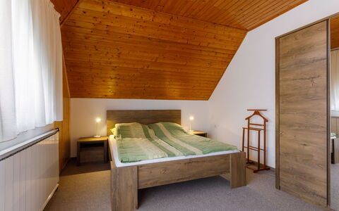 Küsz: Bygning, Møbel, Ejendom, Komfort, Bed Frame, Træ, Seng, Etage, Skygge, Gulvbelægning