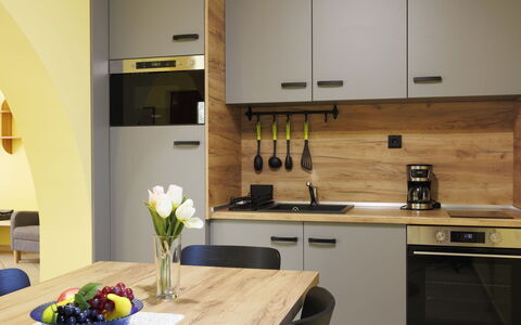 Jókai: Møbel, Køkken, Countertop, Køkken Apparat, Indretning, Træ, Cabinetry, Gulvbelægning, Større Bandage, Husholdningsapparat