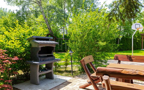 Jókai: Møbel, Udendørs Møbler, Have, Udendørs Bord, Stol, Backyard, Landscaping, Skygge, Lawn, Bejdse