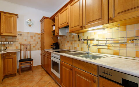 Tamas: Cabinetry, Countertop, Ejendom, Møbel, Køkkenvask, Håndvask, Komfur, Køkken Apparat, Køkken, Træ
