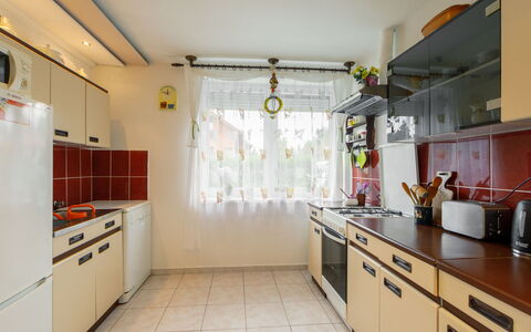 Nádor: Cabinetry, Køkkenvask, Ejendom, Møbel, Countertop, Bygning, Tap, Håndvask, Køkken, Komfur